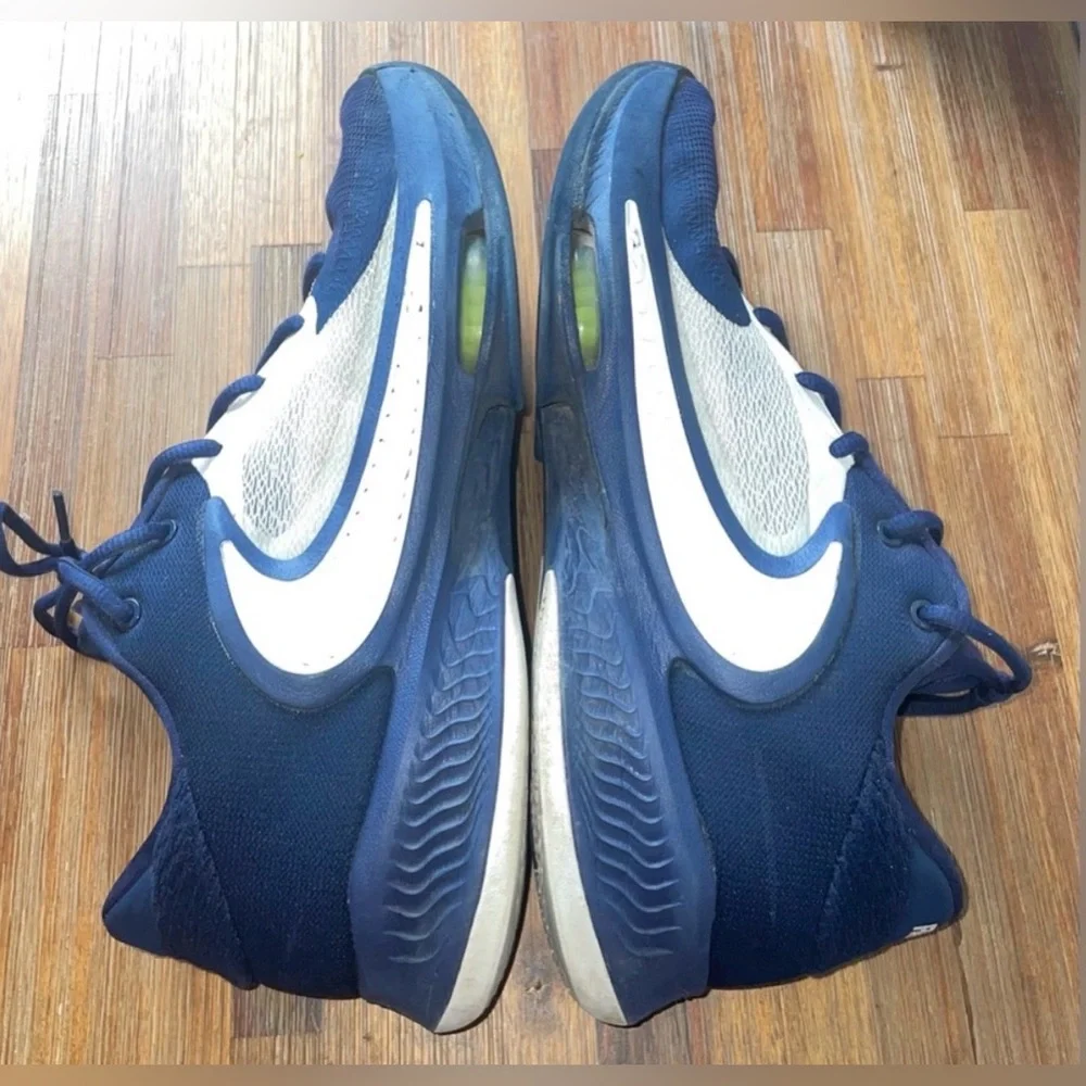 Nike Basketball Shoes - Picture 4 of 9